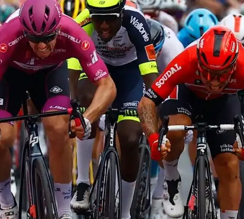 Giro 2022: il fotofinish premia Arnaud Demare, bis per il francese