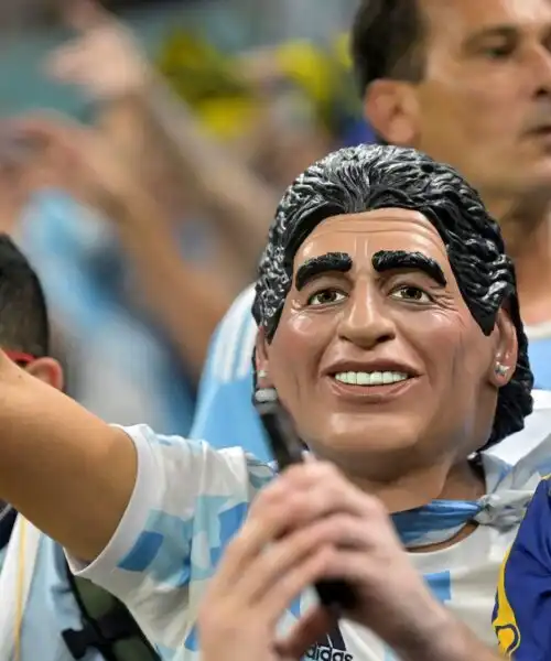 Diego Armando Maradona è dappertutto: le foto dell’emozionante omaggio dei tifosi in Qatar