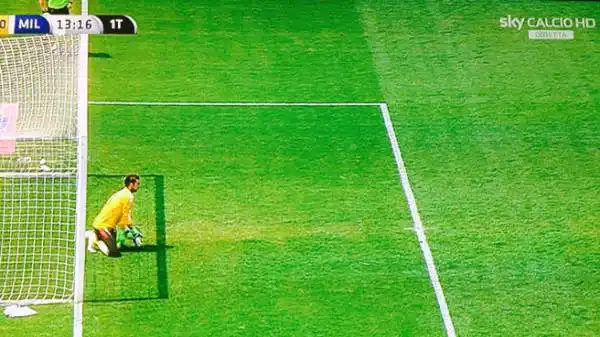 Il portiere del Milan prova a bloccare la conclusione dalla distanza di Berardi a guanti aperti. 