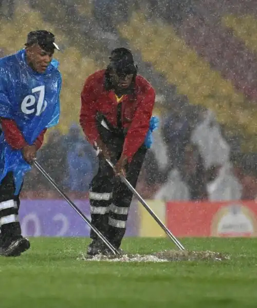 Diluvio e campo allagato ma la partita si gioca comunque. Foto