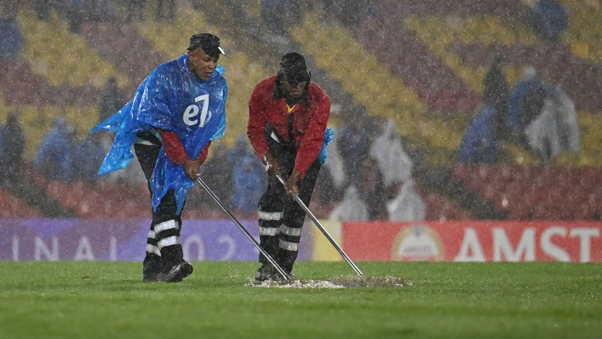 Diluvio e campo allagato ma la partita si gioca comunque. Foto
