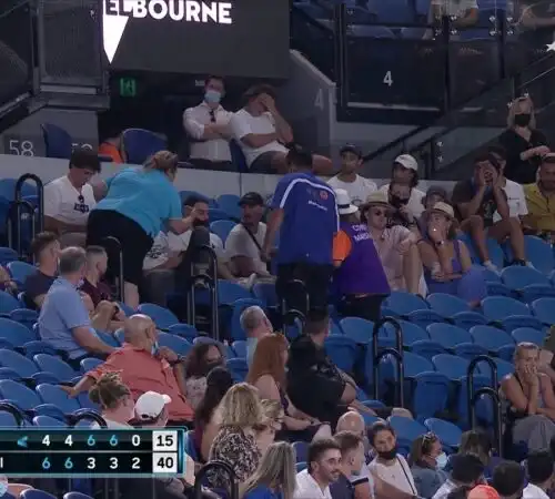 Berrettini-Monfils: tifosi in escandescenza, match interrotto. Guarda il video