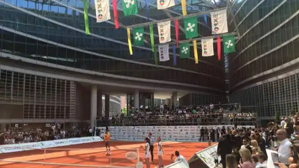 American Express ha regalato la possibilità ad alcuni bambini di palleggiare con il numero uno del mondo sul campo appositamente realizzato in Piazza Città di Lombardia.