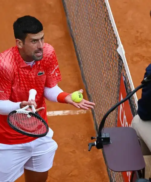 Novak Djokovic perde i nervi e la partita: le foto