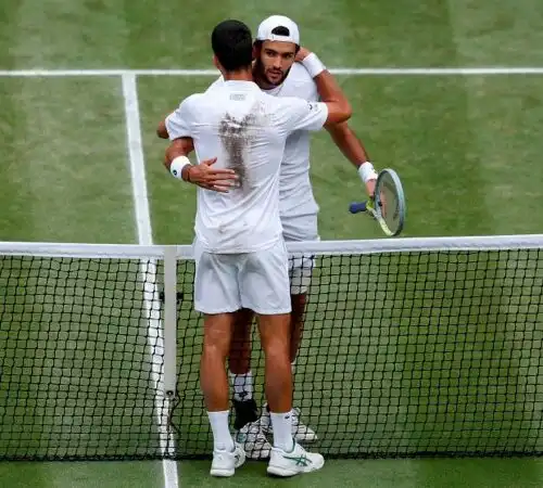 Novak Djokovic dà una pacca sulla spalla a Matteo Berrettini