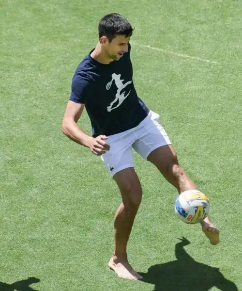 Djokovic gioca a calcio a piedi nudi: le foto