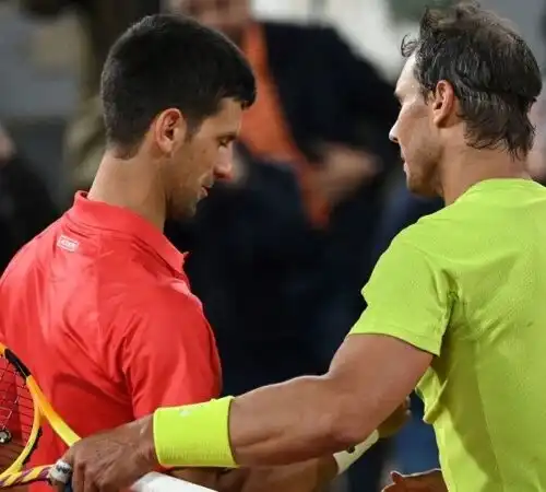 Rafael Nadal rende onore a Novak Djokovic dopo averlo battuto al Roland Garros