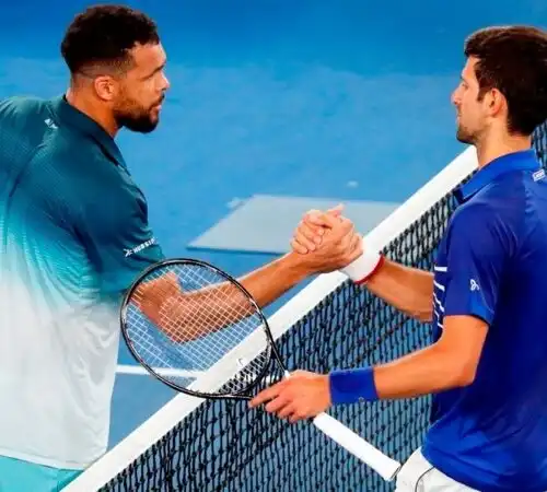 Novak Djokovic saluta Jo-Wilfried Tsonga che si ritirerà dopo il Roland Garros