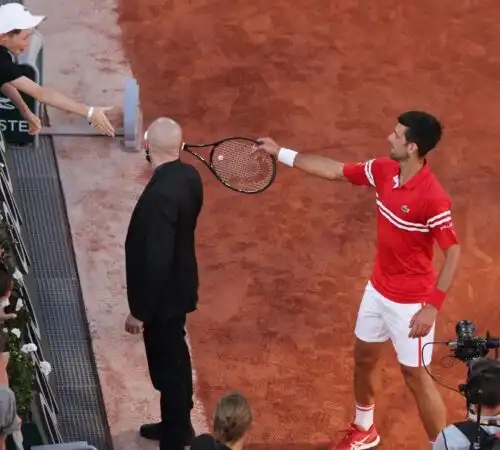 Novak Djokovic fa piangere di gioia un ragazzino con un regalo inatteso