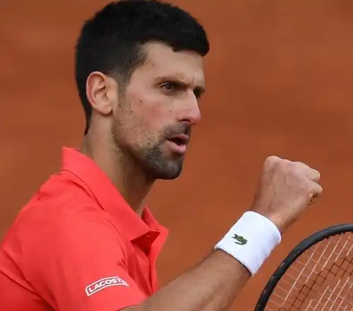 Roland Garros, Novak Djokovic ai quarti in carrozza