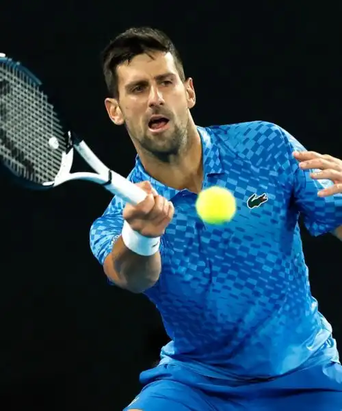 Novak Djokovic più forte anche del dolore: Enzo Couacaud ko