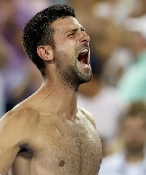 Djokovic in estasi si strappa la maglia come Hulk: le foto