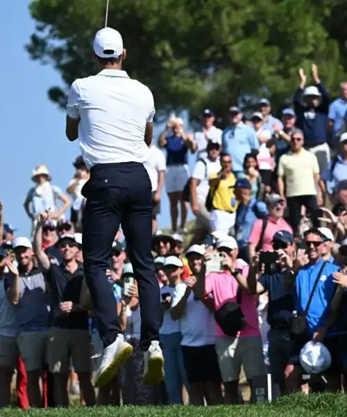 Novak Djokovic sembra di gomma anche a golf: le foto