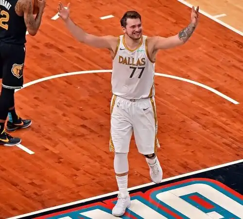 NBA: magia di Luka Doncic sulla sirena