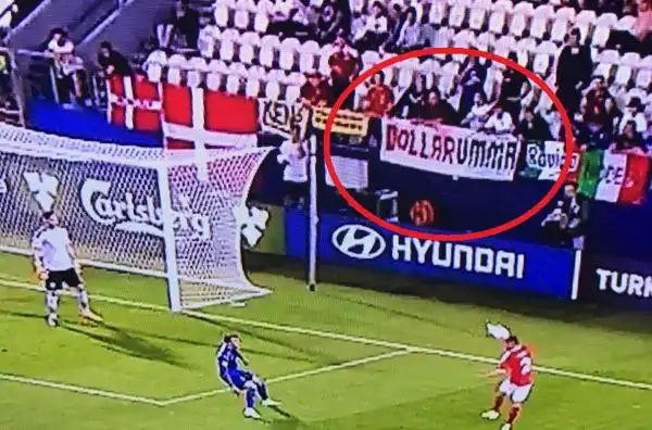 Durante la partita degli Azzurrini compare uno striscione "Dollarumma", poi lanciati tanti soldi finti in campo.