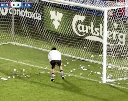 Soldi finti e insulti, Donnarumma sbeffeggiato. Le foto