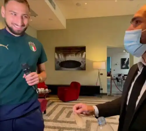 Gianluigi Donnarumma si tatua lo stemma del Milan su un avambraccio