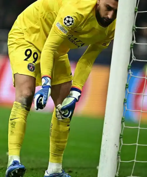 Donnarumma, ritorno a San Siro tra insulti e banconote: le foto