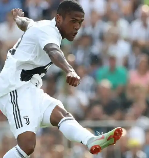 Douglas Costa, lo sputo costa quattro turni