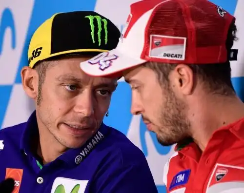 Andrea Dovizioso allunga la mano a Valentino Rossi