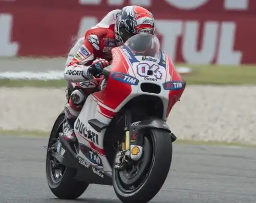 Dovizioso sfreccia nel warm up, Rossi in crescita