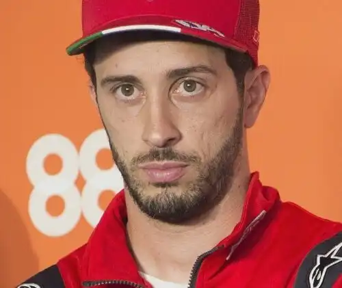 MotoGp: Andrea Dovizioso carico, segnale a Valentino Rossi