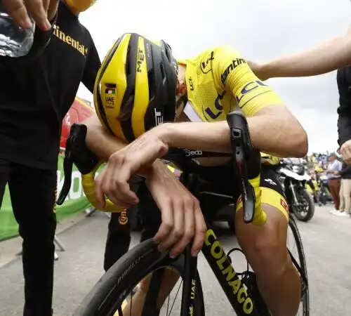 Dramma Pogacar, le foto del crollo del re del Tour de France