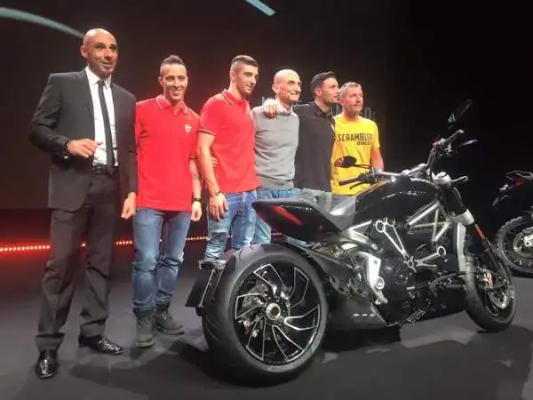 Dovizioso e Iannone presenti alla Ducati World Première 2016, l'evento in cui la Casa bolognese ha svelato le nuove proposte della gamma 2016 alla vigilia dell’apertura di EICMA 2015.