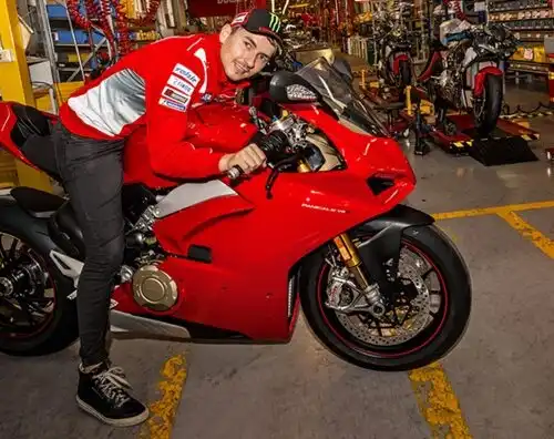 Lorenzo affascinato dalla super Ducati