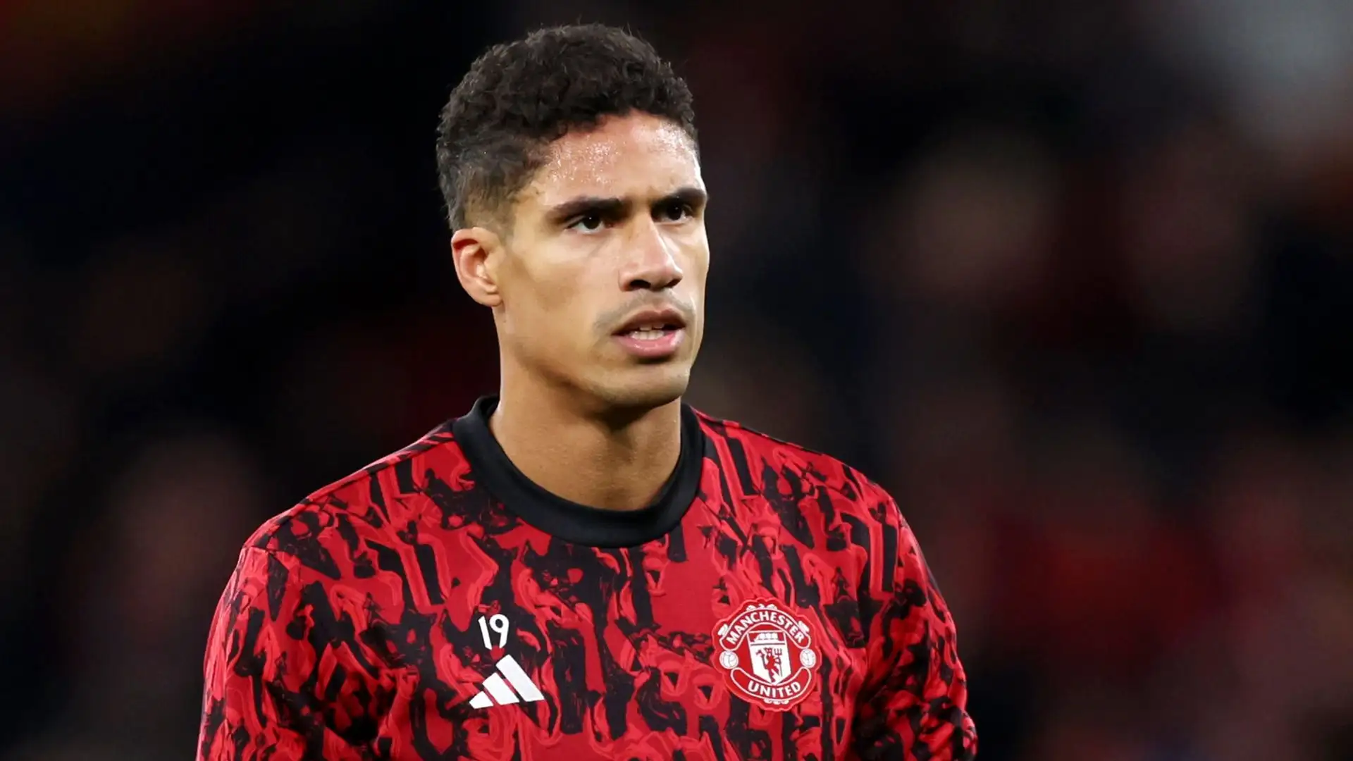 Il difensore francese ha un contratto fino al 2025 con i Red Devils, ma  potrebbe liberarsi in anticipo per via di una clausola legata alle sue presenze in campo