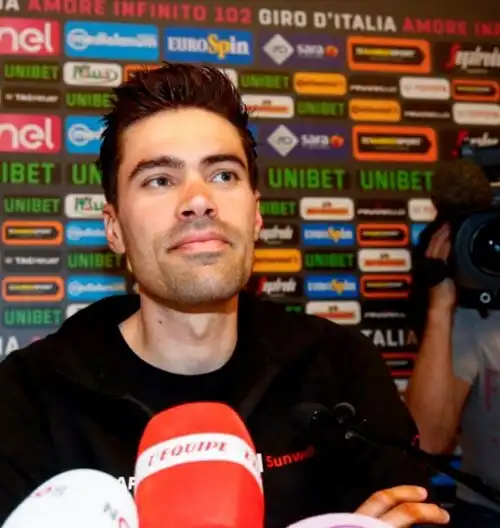 Inattesa decisione di Tom Dumoulin, che scende dalla bici