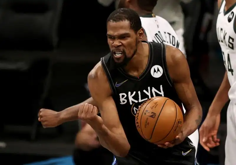Chiude con 49 punti, 17 rimbalzi e 10 assist, con quasi il 70% dal campo, in 48 minuti sul parquet