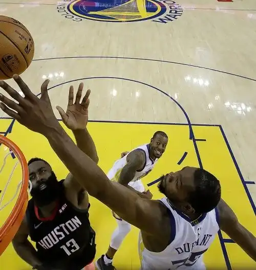 NBA, gara 1 è di Golden State