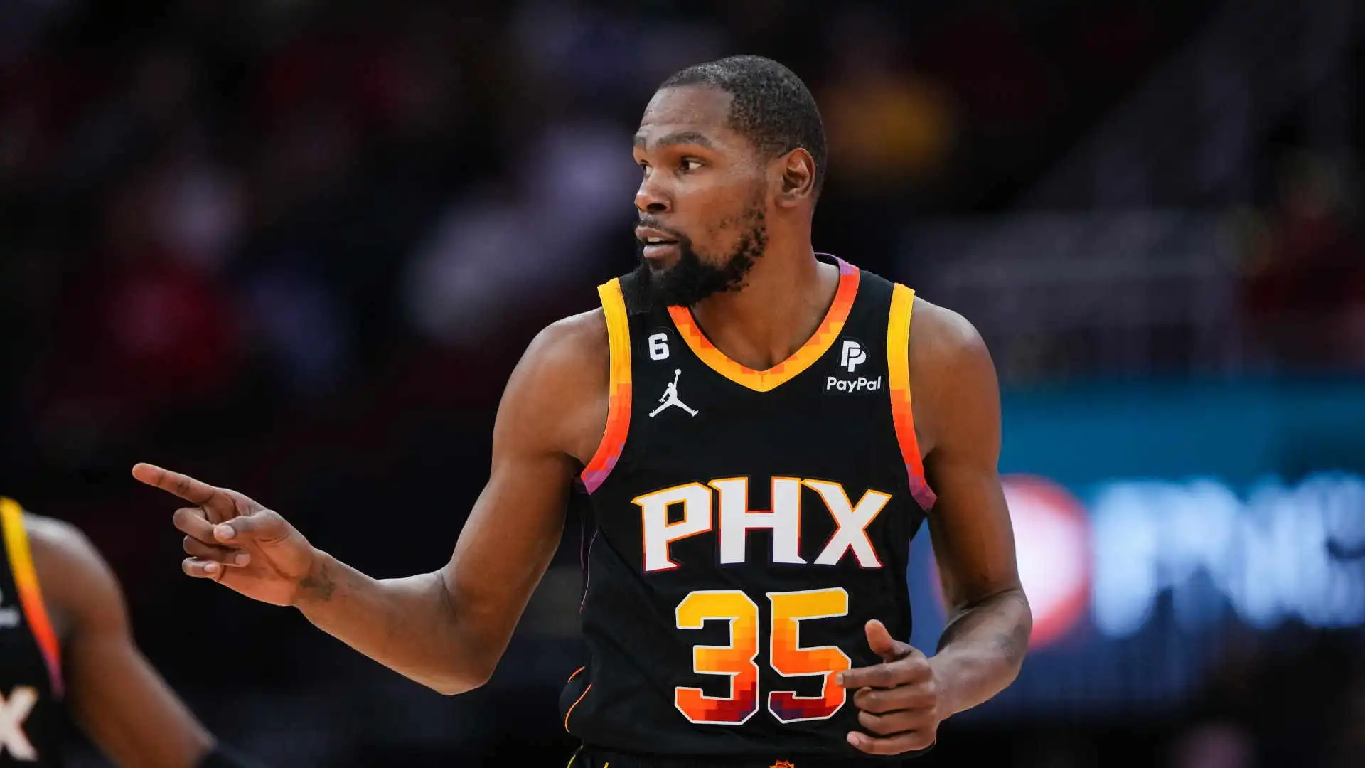 9 Kevin Durant (Basket): stipendio	$44.9M; sponsorizzazioni  $42M. Totale $86.9M
