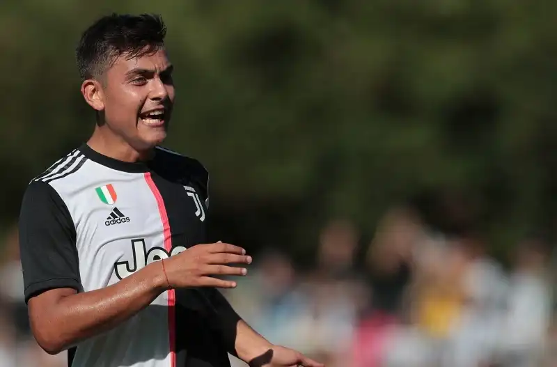 Dybala mattatore a Villar Perosa, poi l’invasione dei tifosi