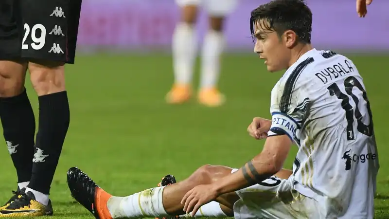 Juventus, blitz di Dybala a Barcellona: ansia per il ginocchio