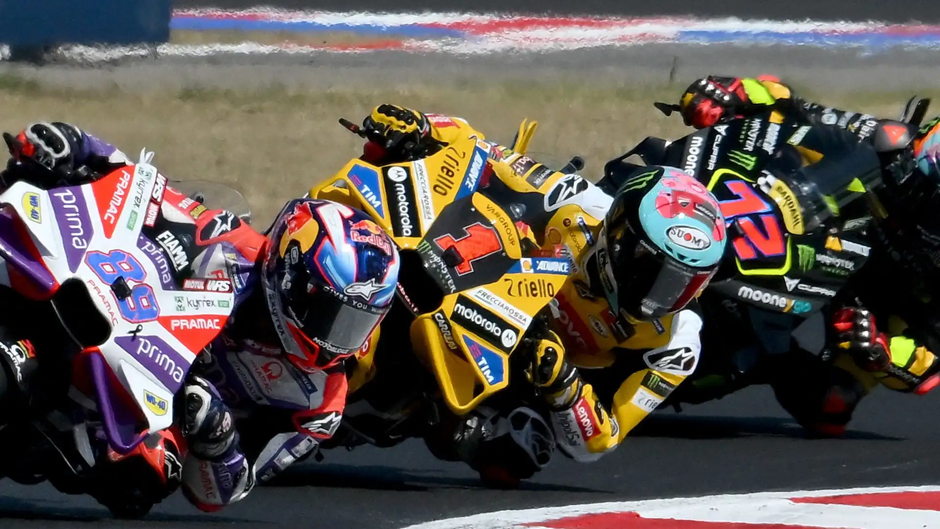 Il Ducati Lenovo Team ha corso a Misano con moto di colore giallo. così come gialla era la tuta di Pecco Bagnaia