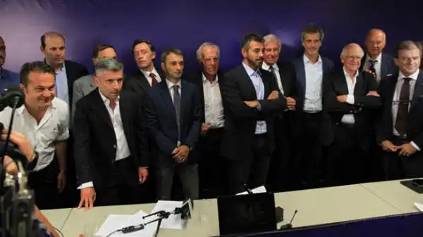 Presentato il Parma Calcio 1913, che punta a sostituire il fallito Parma Fc. Scala: "Siamo distanti dal calcio da tempo, e siamo stati lontani dal marciume". Barilla: "Che emozione".