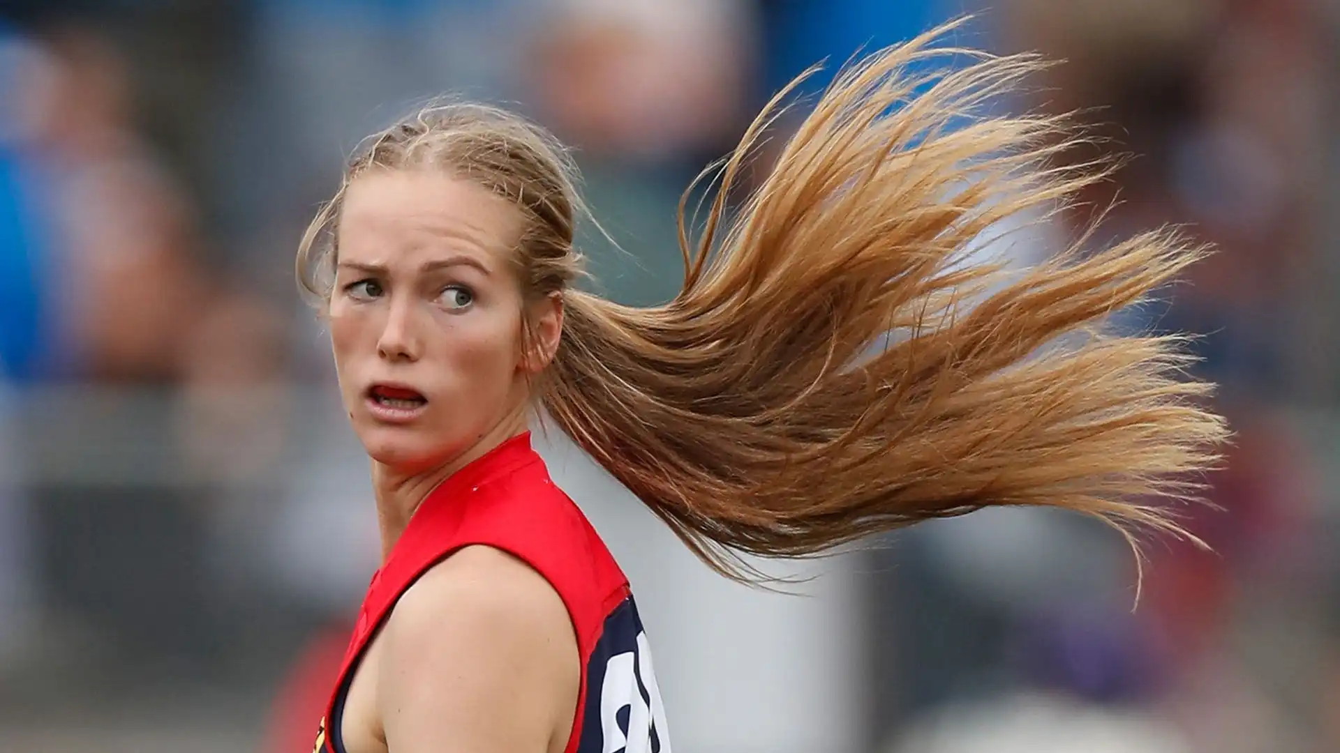 Gioca per il Melbourne Football Club nella competizione femminile AFL