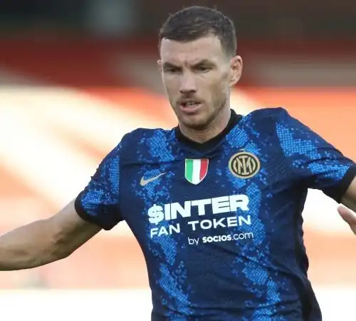 Edin Dzeko trattiene Lautaro Martinez all’Inter