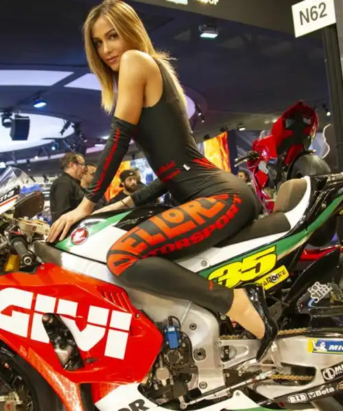 Moto, biciclette e modelle da tutto il mondo: torna Eicma. Le foto