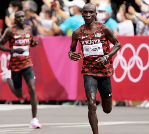 Tokyo 2020, Kipchoge fa la storia trionfando nella maratona