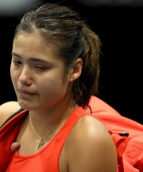 Emma Raducanu sofferente abbandona il campo in lacrime. Le foto