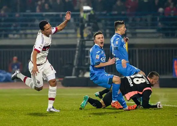 Il Milan passa in vantaggio due volte con Bacca e Bonaventura ma l’Empoli per due volte torna in gioco con i gol di Zielinski e Maccarone. Niente aggancio alla Roma per la squadra di Mihajlovic.