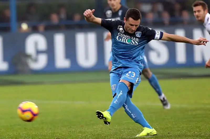 Per gli ospiti in gol Ramirez, Quagliarella e due volte Caprari, rigore di Pasqual e il solito Caputo per i padroni di casa.