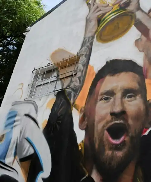Enorme murales per Lionel Messi a Buenos Aires: le foto