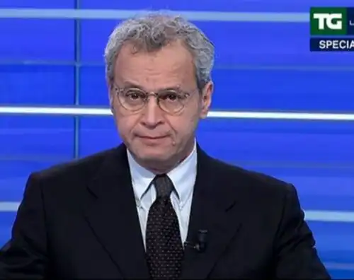 Enrico Mentana disintegra Calvarese