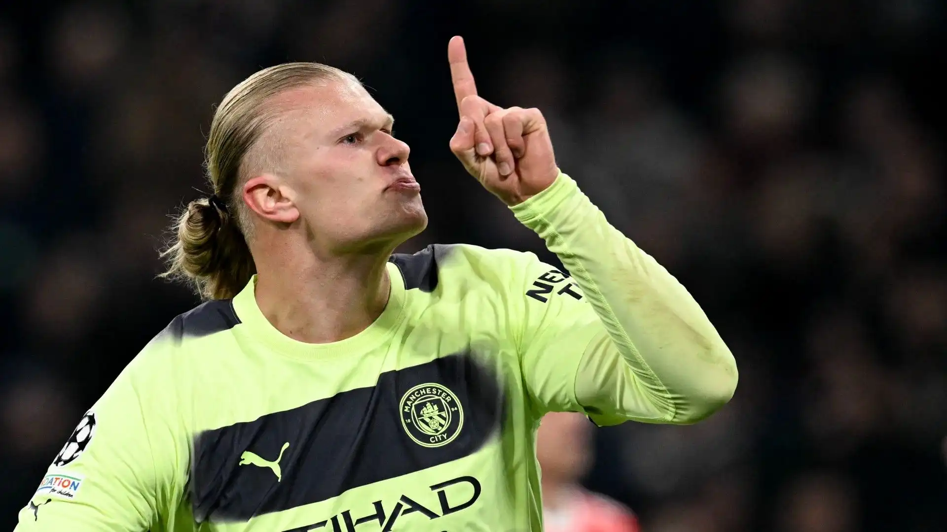 Erling Haaland contro i tifosi del Bayern Monaco: le foto del gesto dell'attaccante

