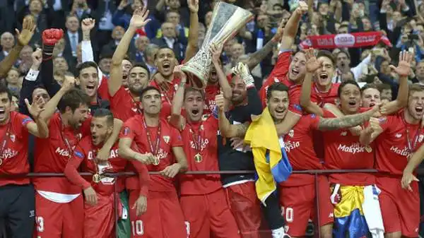Secondo titolo consecutivo, il quarto in assoluto, per la squadra di Emery che si impone 3-2 in rimonta sul Dnipro nella finale di Varsavia.
