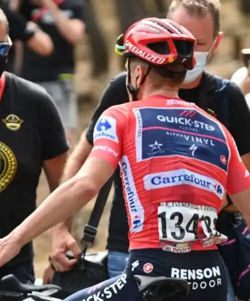 Remco Evenepoel cade ma resta leader della Vuelta